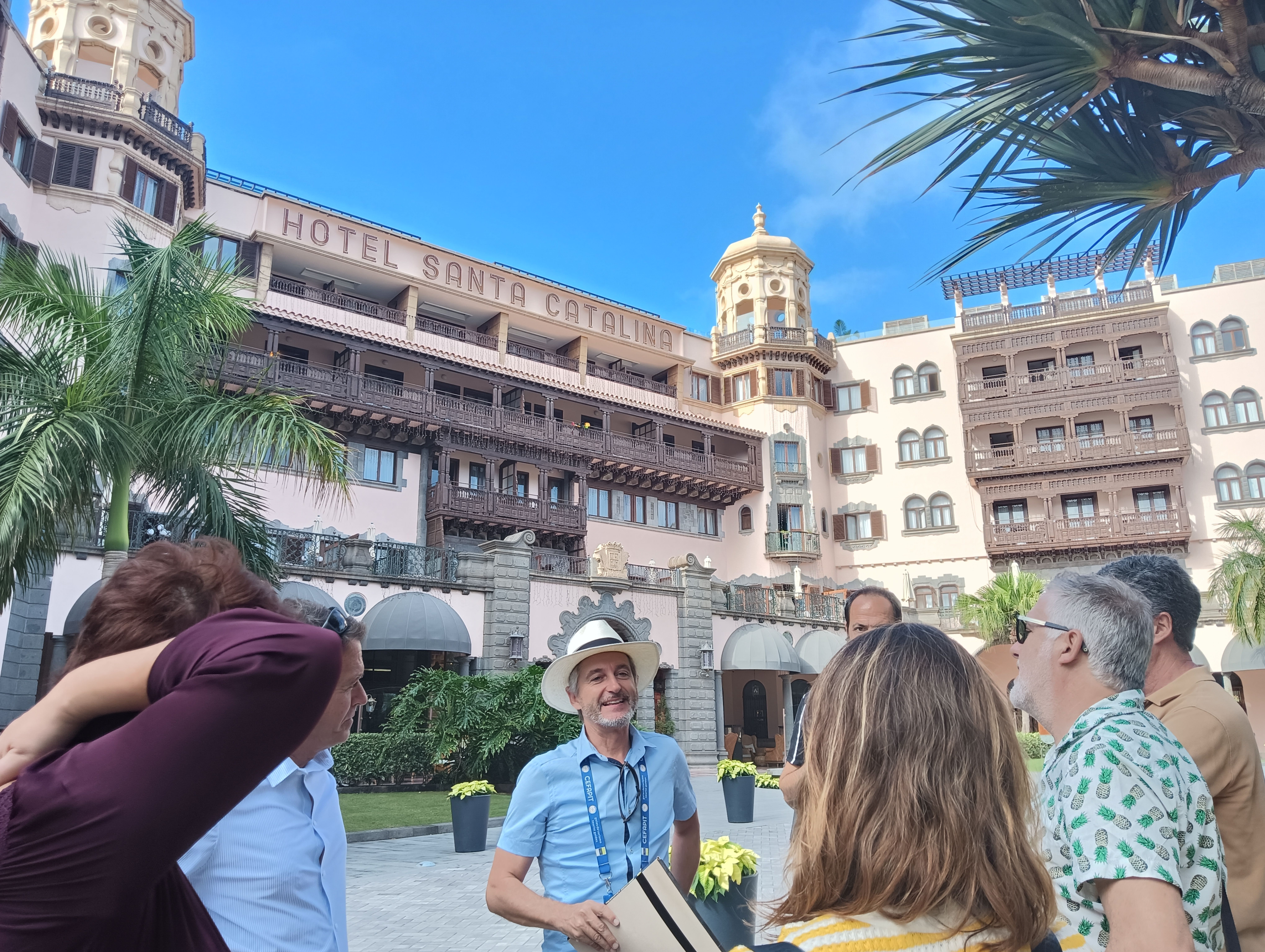 Marc Llorens explica la historia del Hotel Santa Catalina.