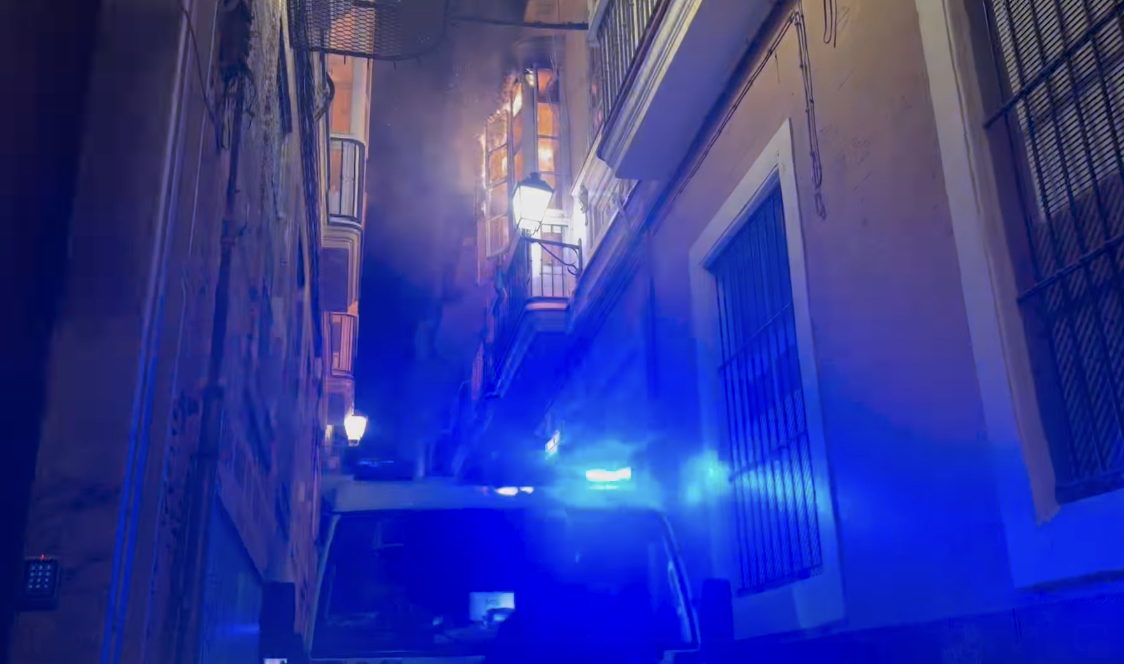 Incendio en la calle Marqués de Cádiz, esta pasada madrugada en la capital gaditana.