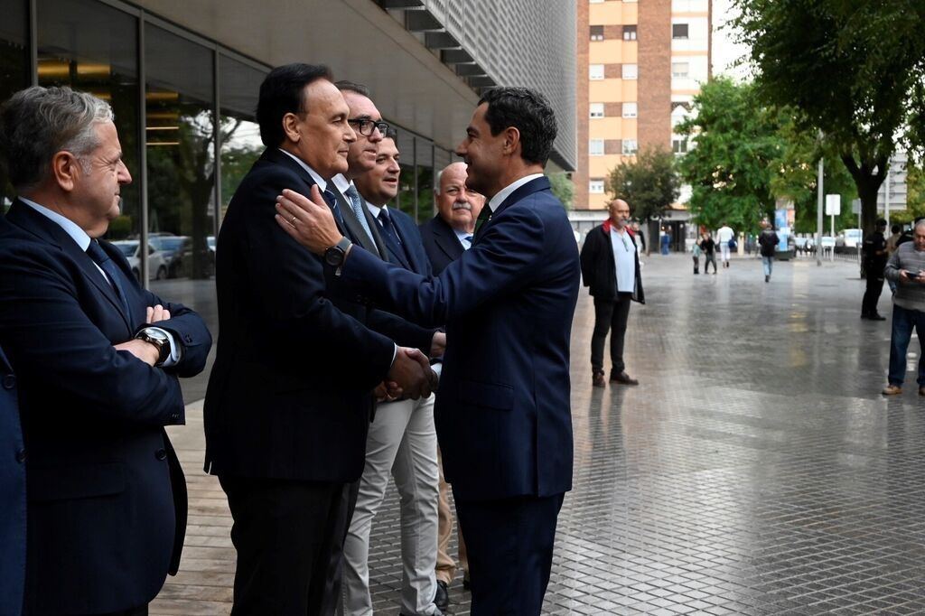 José Carlos Gómez Villamandos, consejero de Universidades, con Juanma Moreno, presidente de la Junta.