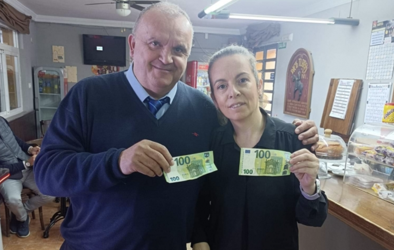 Malena y Francisco, vecinos de Ronda y Olvera, respectivamente, que han permitido a un turista coreano recuperar miles de euros en un riñonera.
