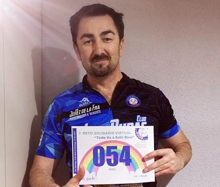 Un miembro del club Los Pupas, realizando el reto solidario.