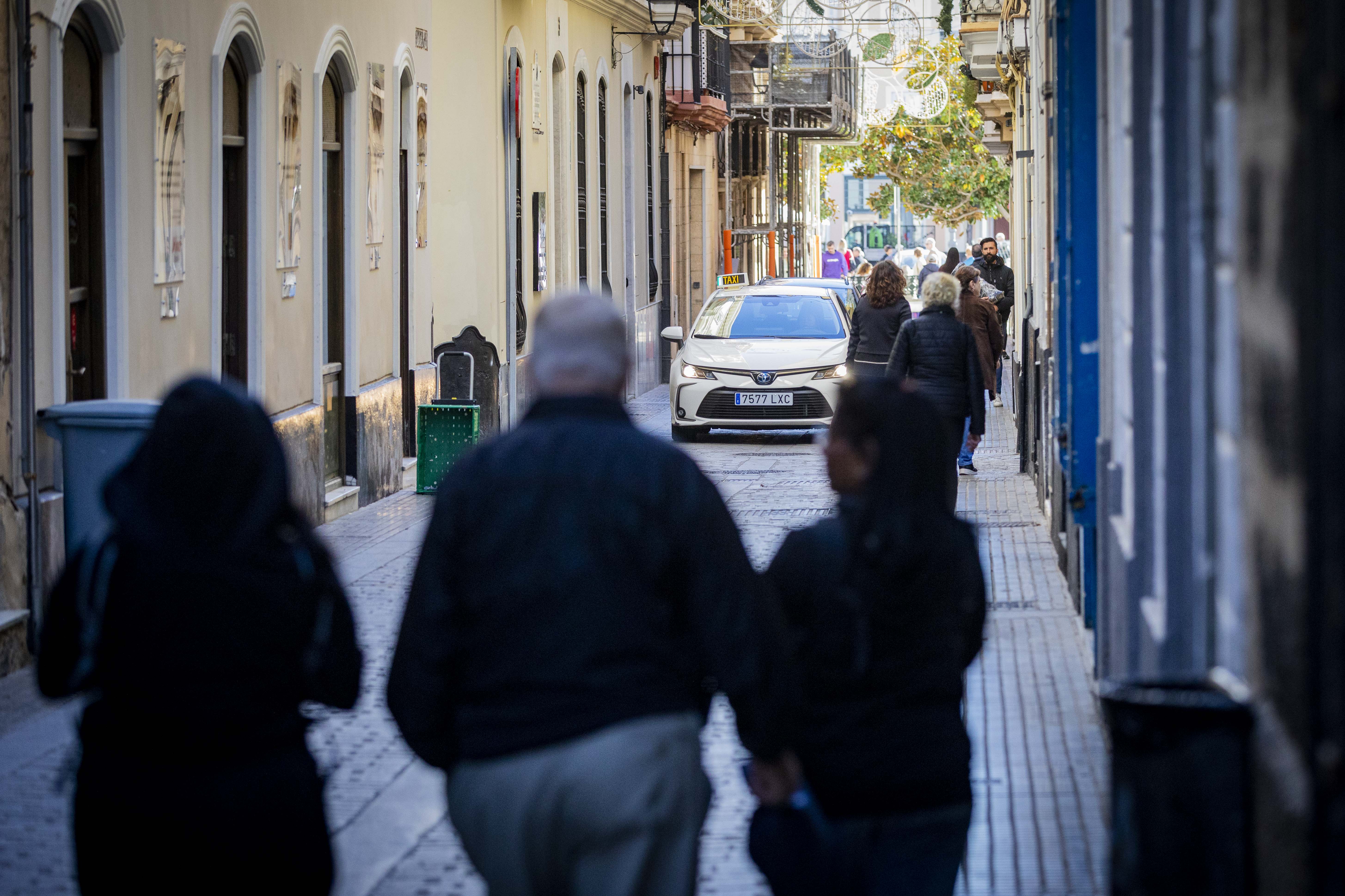 Coches por la calle Veedor, junto a los peatones, en el centro de Cádiz.   GERMÁN MESA