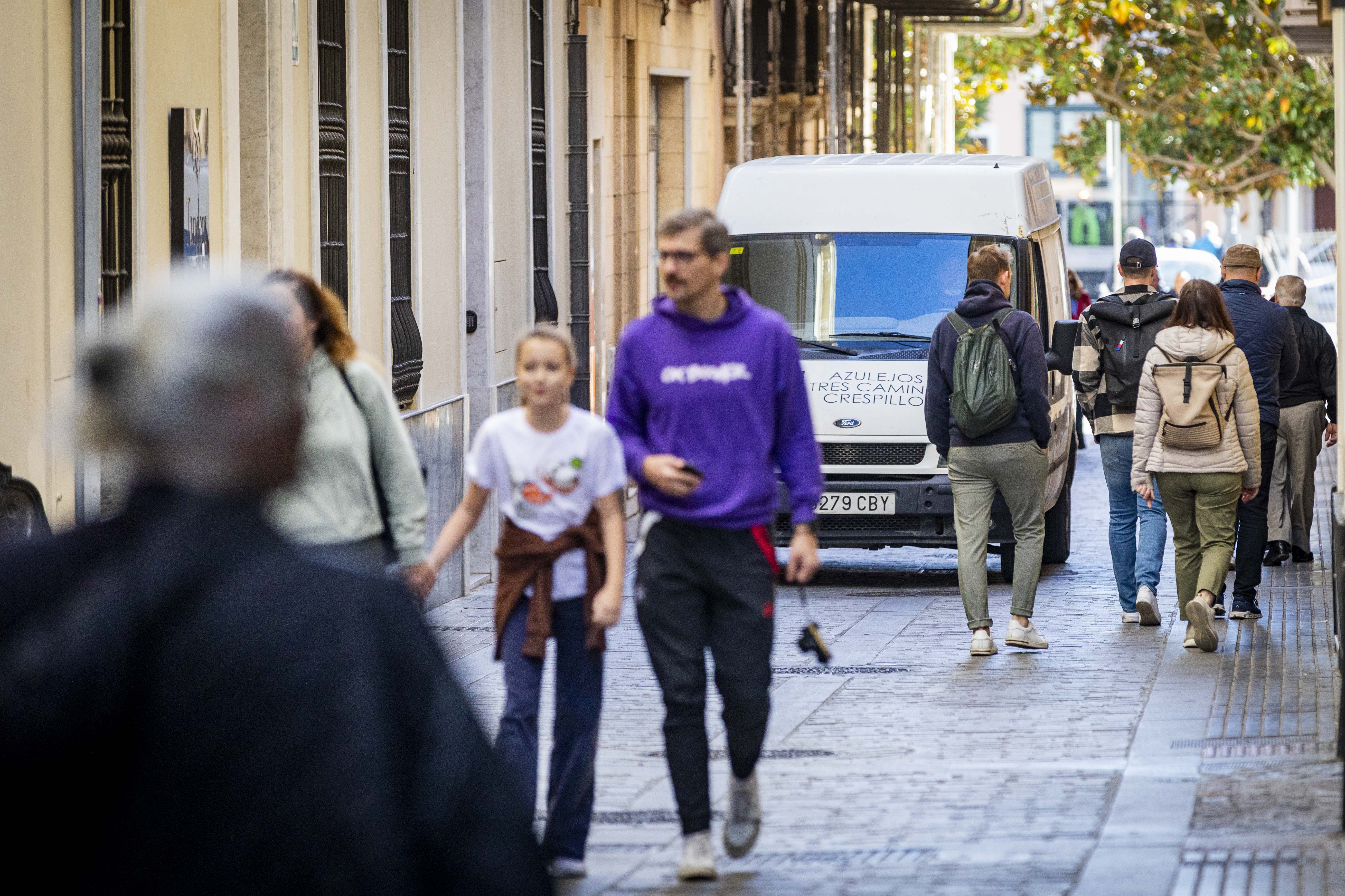 Turistas y vecinos comparten ya la vía con turismos, furgonetas y motos. GERMÁN MESA