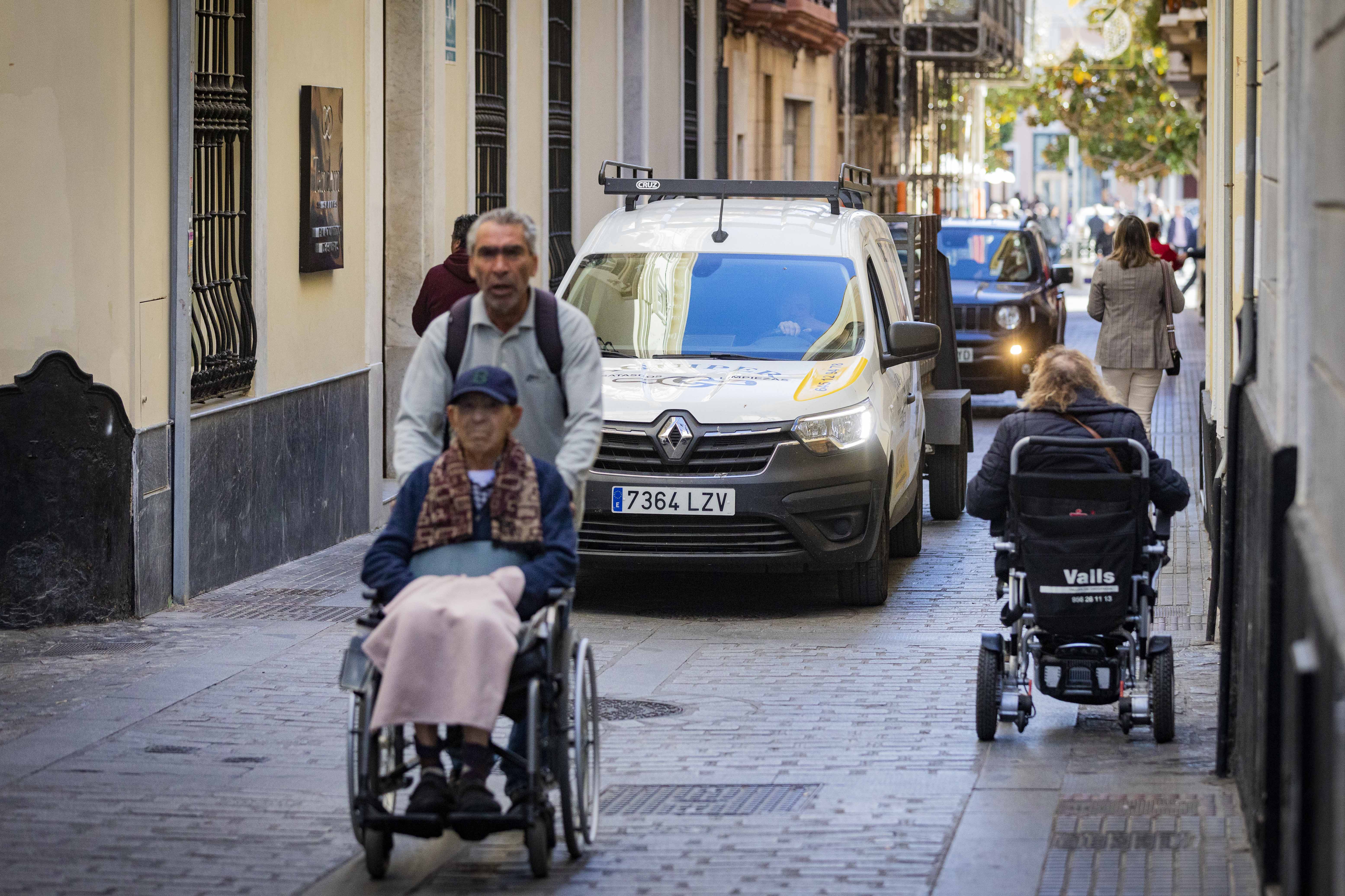 vehiculos calle veedor peaton coches cadiz 4