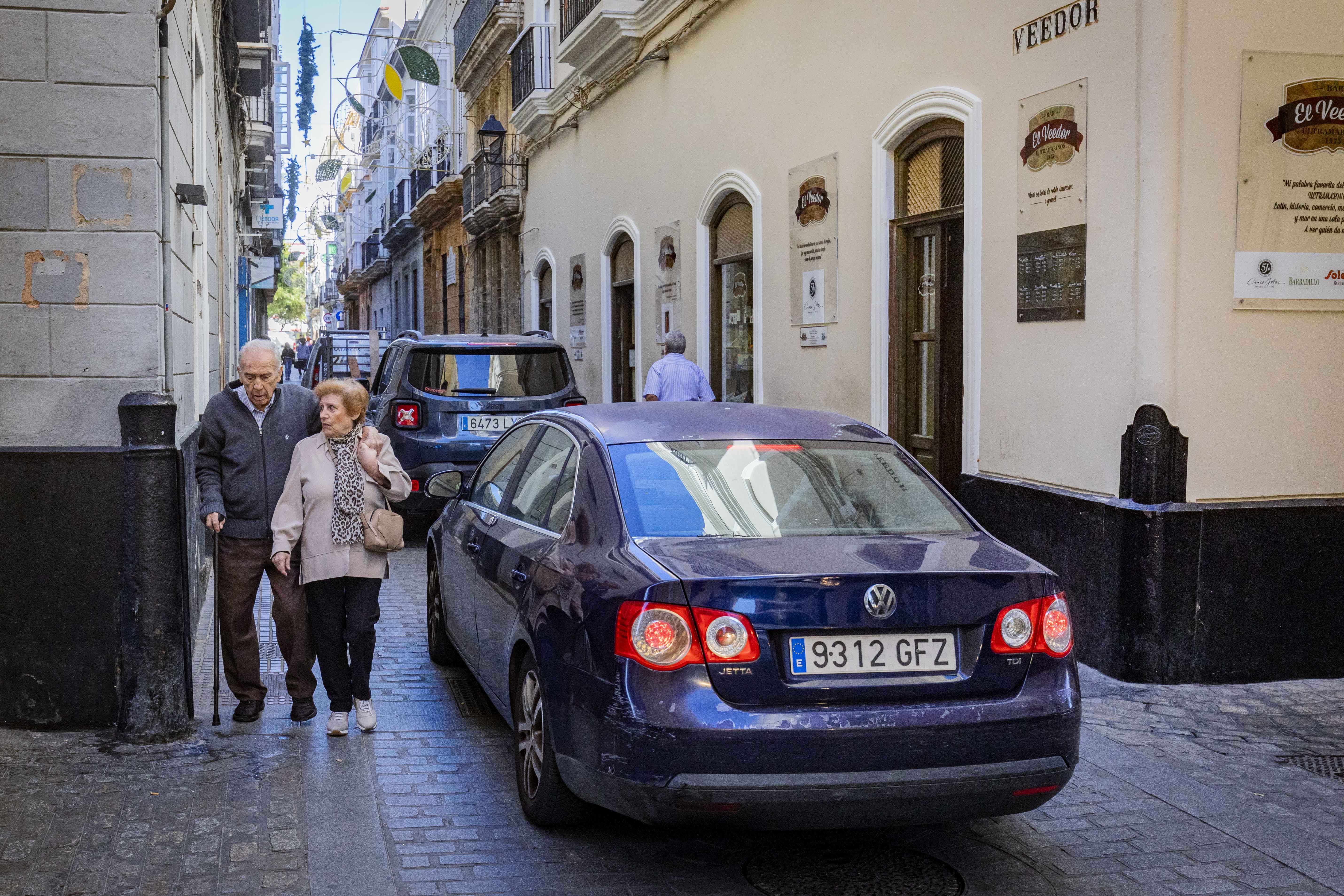 Los vehículos ya desfilan ante El Veedor, uno de los establecimientos que se opone al cambio. 
