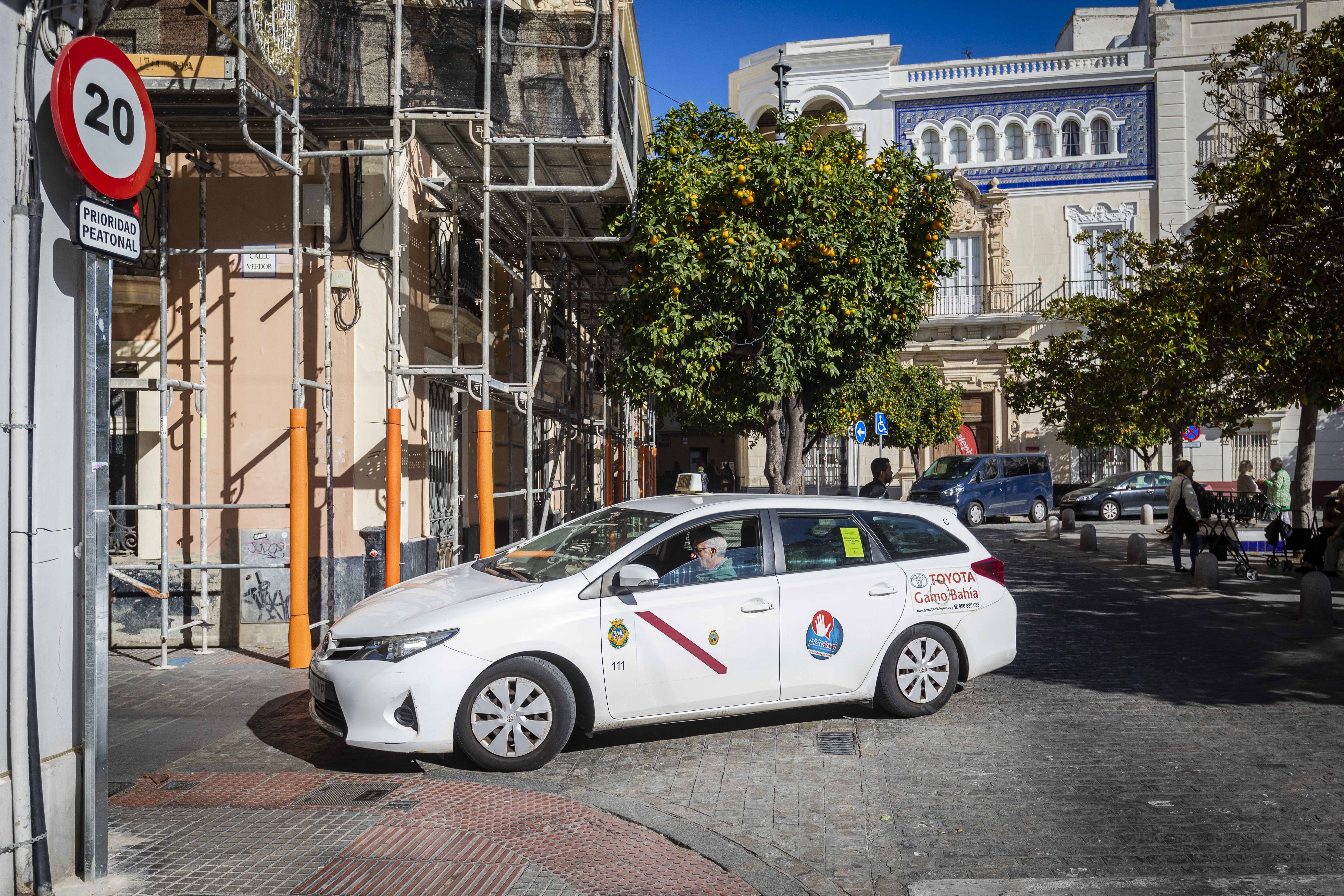 Un taxi, único colectivo que apoya la reapertura, gira este jueves hacia Veedor desde San Antonio.  GERMÁN MESA