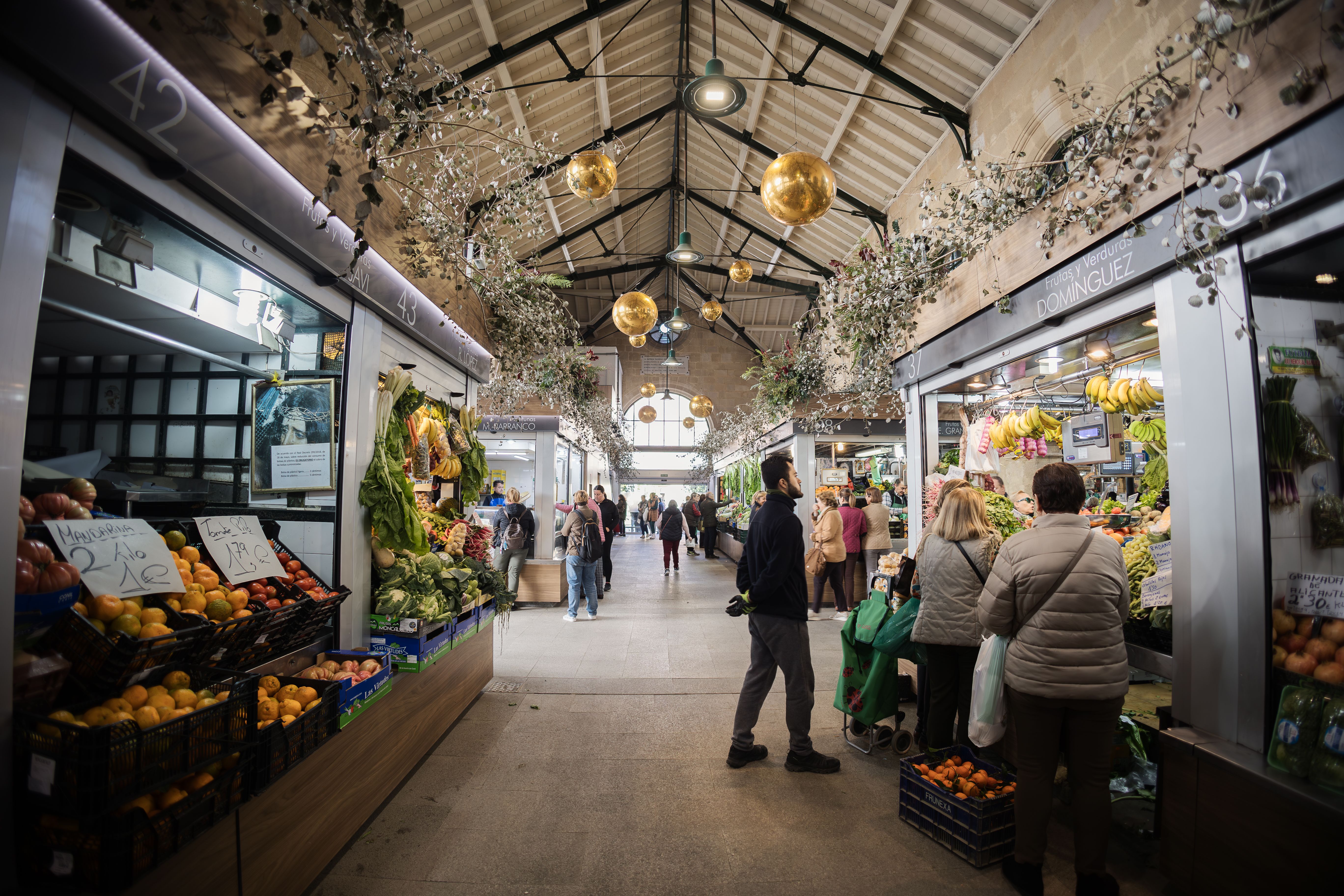 Decoración navideña en la Plaza, el mercado central de abastos de Jerez.