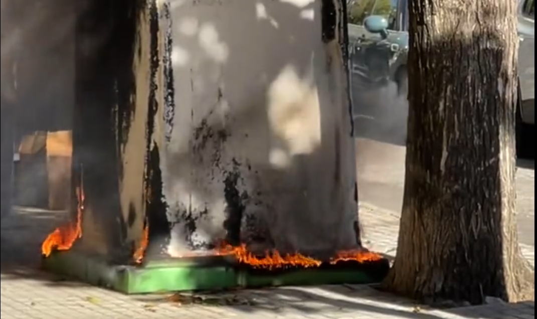 El contenedor quemado en la calle Santo Domingo de Jerez.