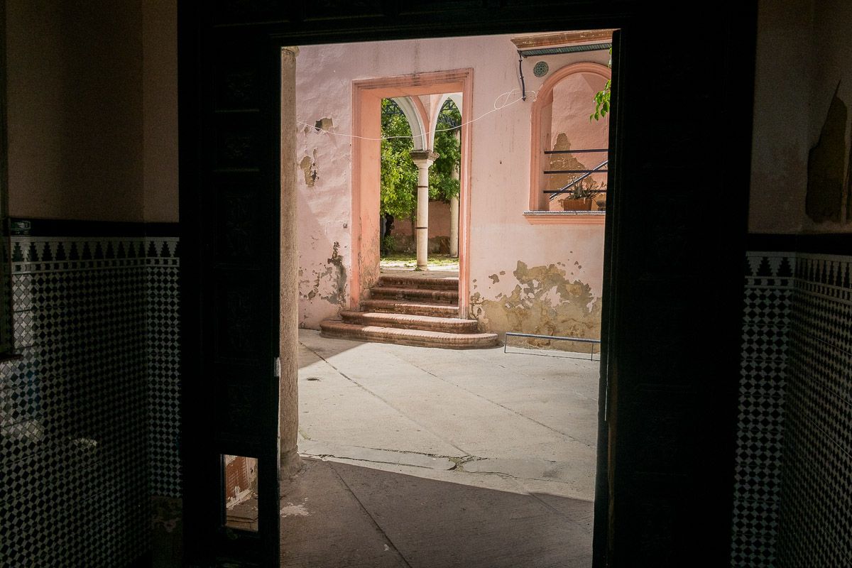 Interior del Palacio Dávila, donde viven 16 familias. FOTO: MANU GARCÍA