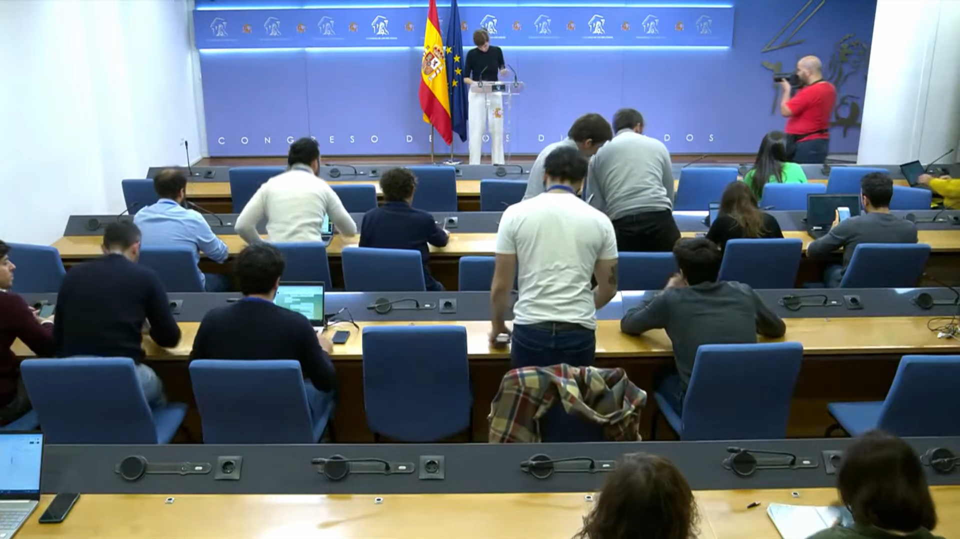 Momento en el que los periodistas se levantaron de la sala de prensa por un agitador ultra.