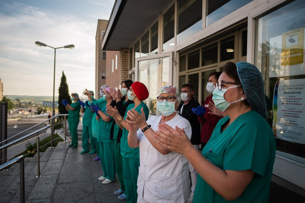Un grupo de sanitarios del Hospital de Jerez, en un aplauso de las ocho de la tarde durante el confinamiento.