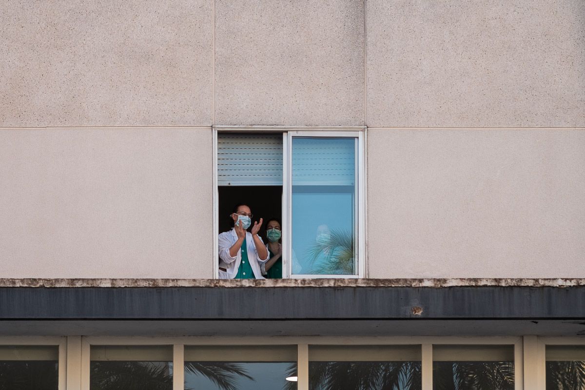 Sanitarios, en una de las ventanas del Hospital de Jerez, durante los aplausos de las ocho de la tarde, en días pasados. FOTO: MANU GARCÍA
