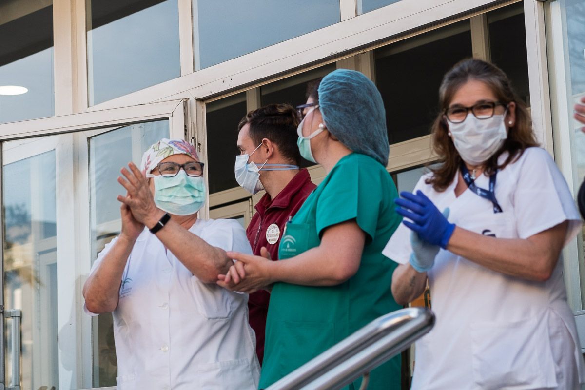 Un grupo de sanitarios en Jerez, durante un aplauso a las ocho de la tarde en el mes de abril. FOTO: MANU GARCÍA