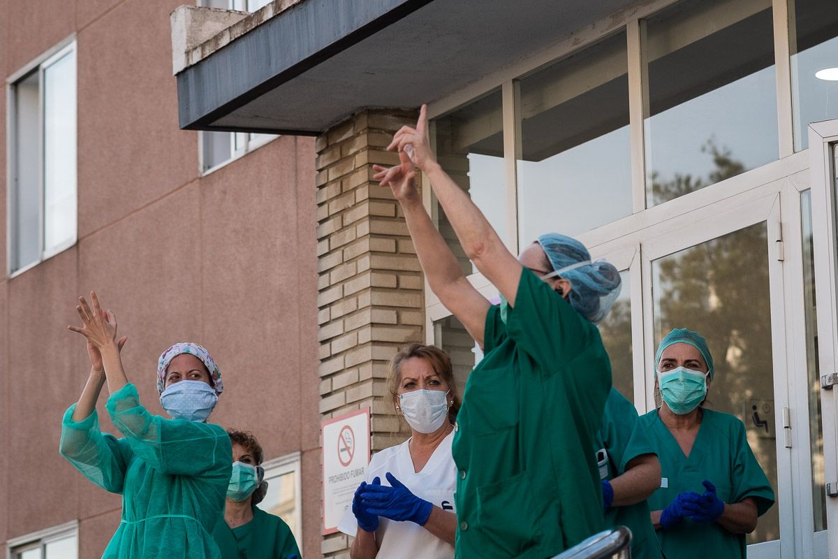 Un sanitario, señalando el cielo en una imagen reciente. FOTO: MANU GARCÍA