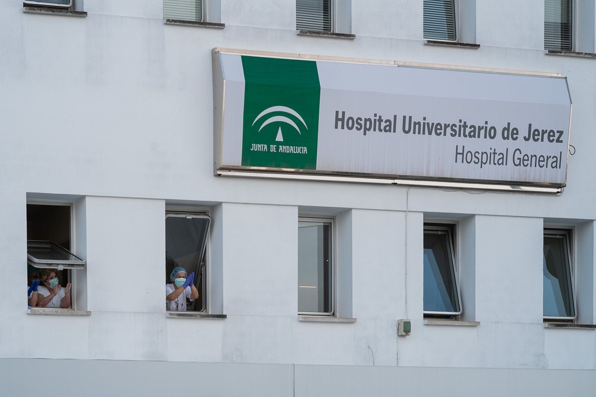 Sanitarios, en las ventanas del Hospital de Jerez, durante los aplausos de las ocho de la tarde, en días pasados. FOTO: MANU GARCÍA
