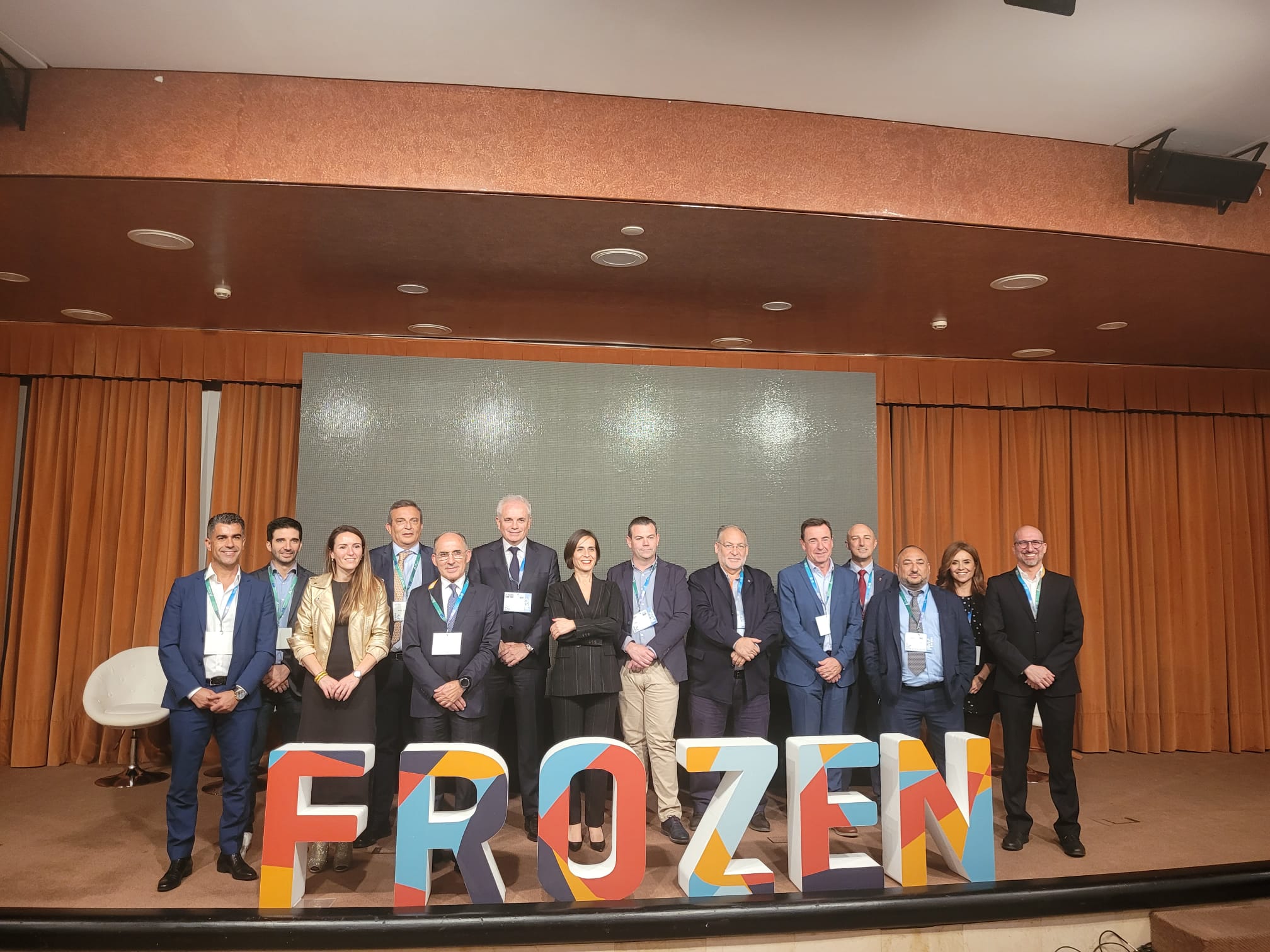 Organización y autoridades en la apertura de Frozen.