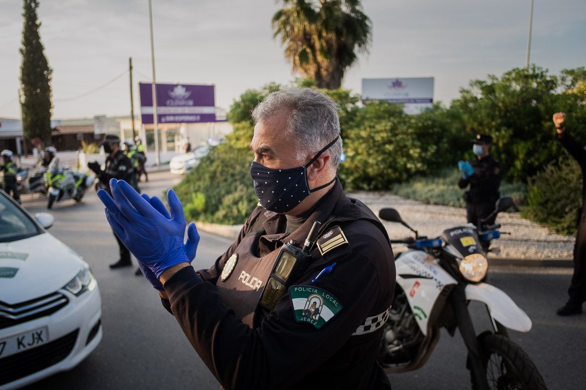 Un agente de Policía, durante un aplauso sanitario el pasado mes de abril en el Hospital de Jerez. FOTO: MANU GARCÍA
