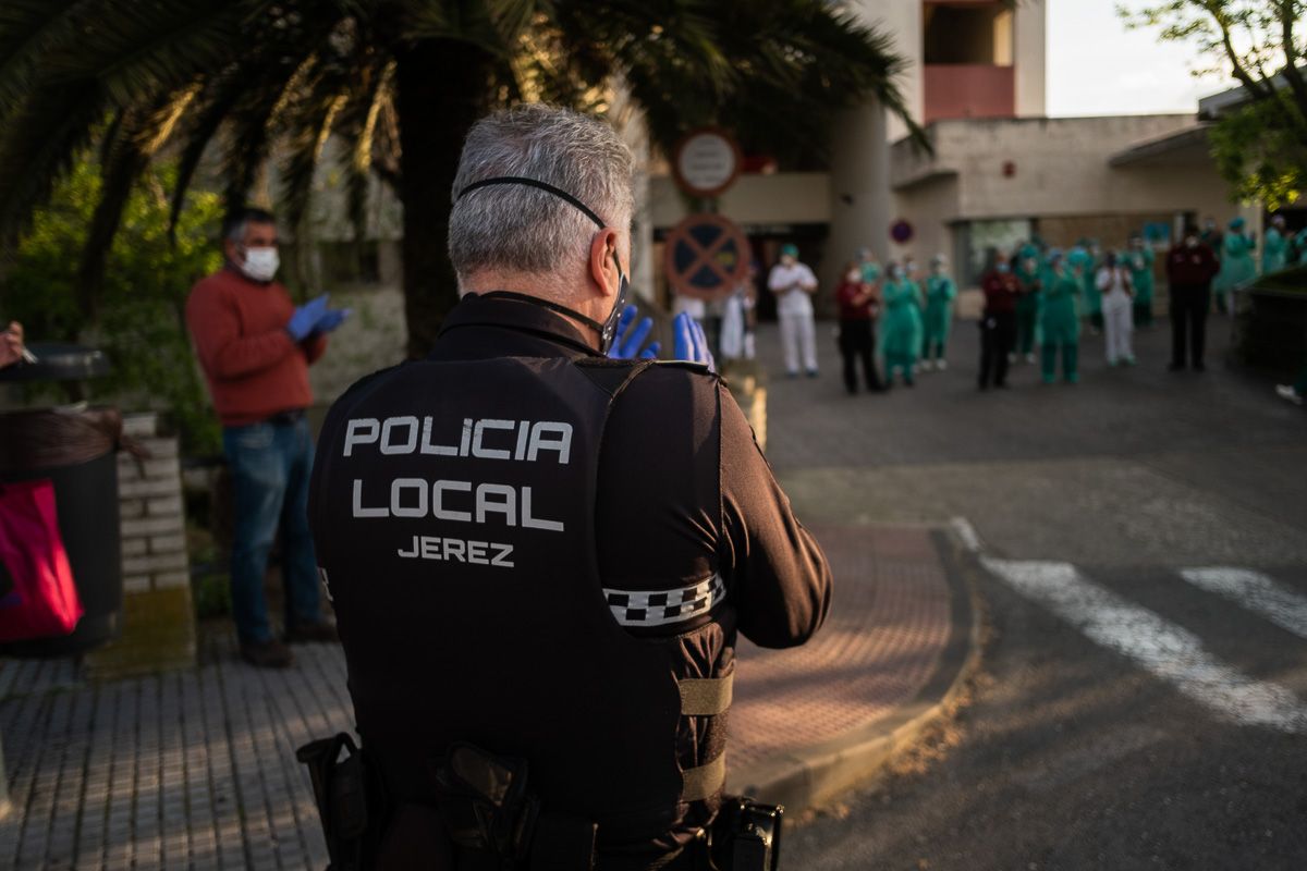 Policía Local homenajea, esta semana, a personal del Hospital de Jerez. FOTO: MANU GARCÍA
