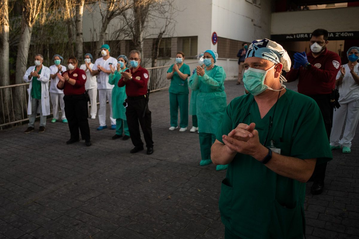 Sanitarios responden a los aplausos de las ocho, en plena pandemia.