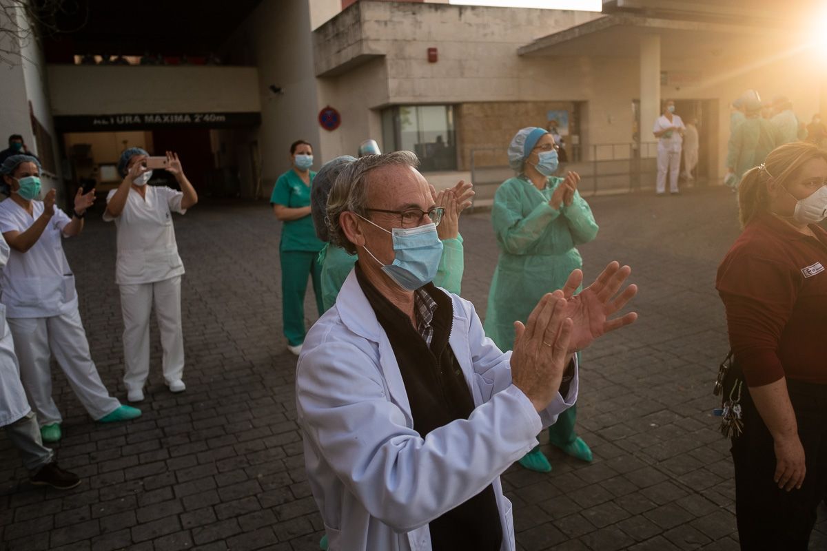 Profesionales sanitarios del Hospital de Jerez, durante un homenaje. FOTO: MANU GARCÍA
