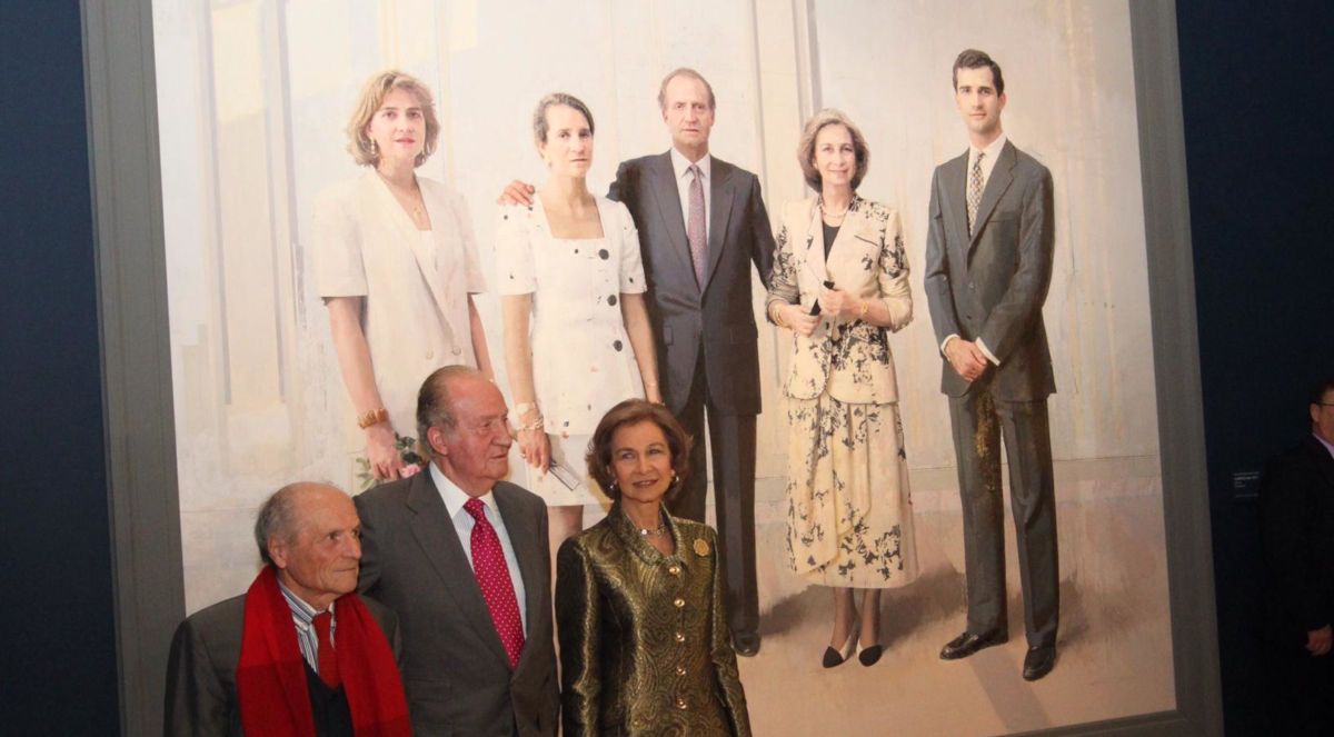 Los reyes eméritos Juan Carlos I y Sofía, con el pintor Antonio López en la presentación del retrato real, en una imagen de archivo.