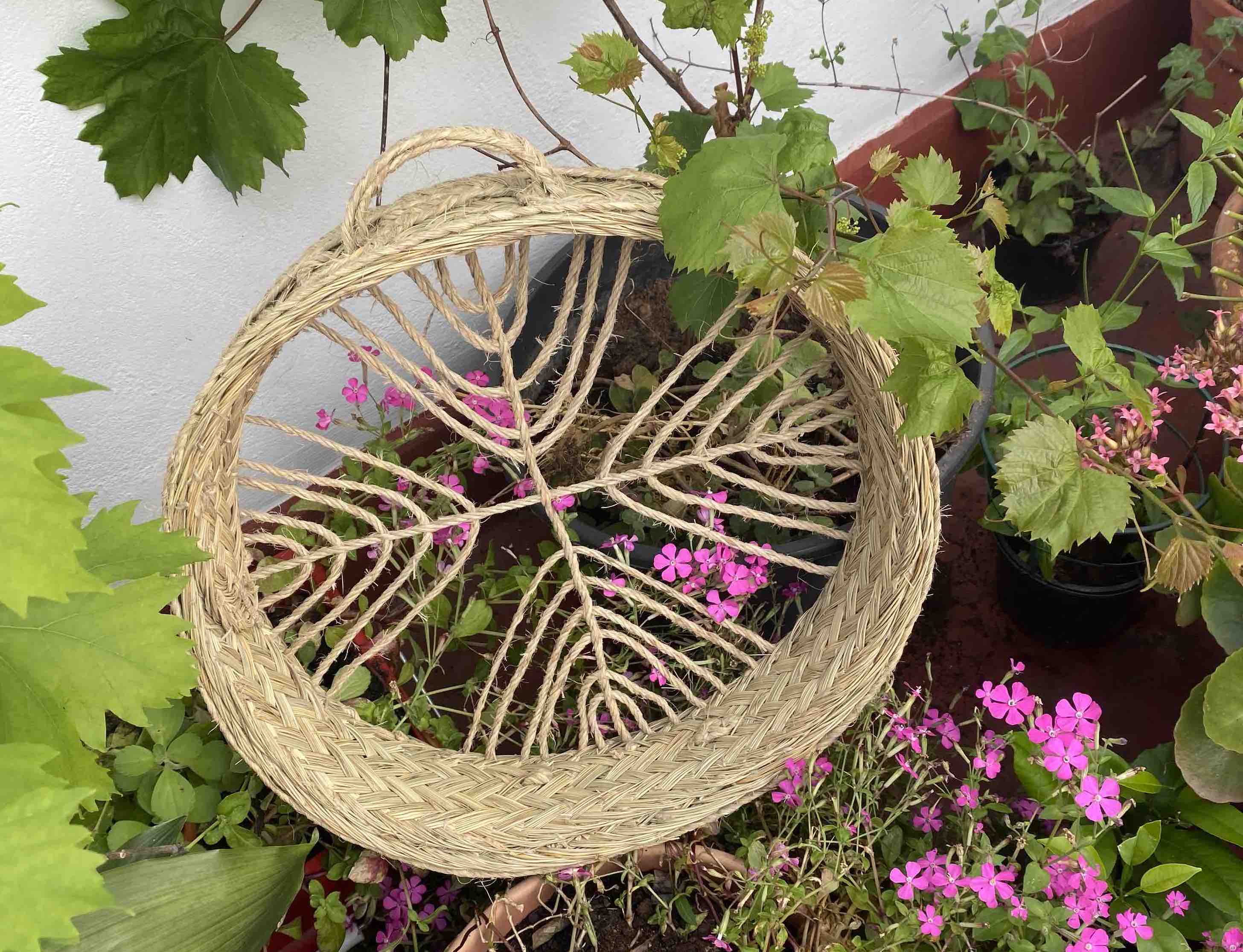 Paellero, perolero o sartenero de esparto, para apoyo como sosten. FOTO: ISABEL MONTES