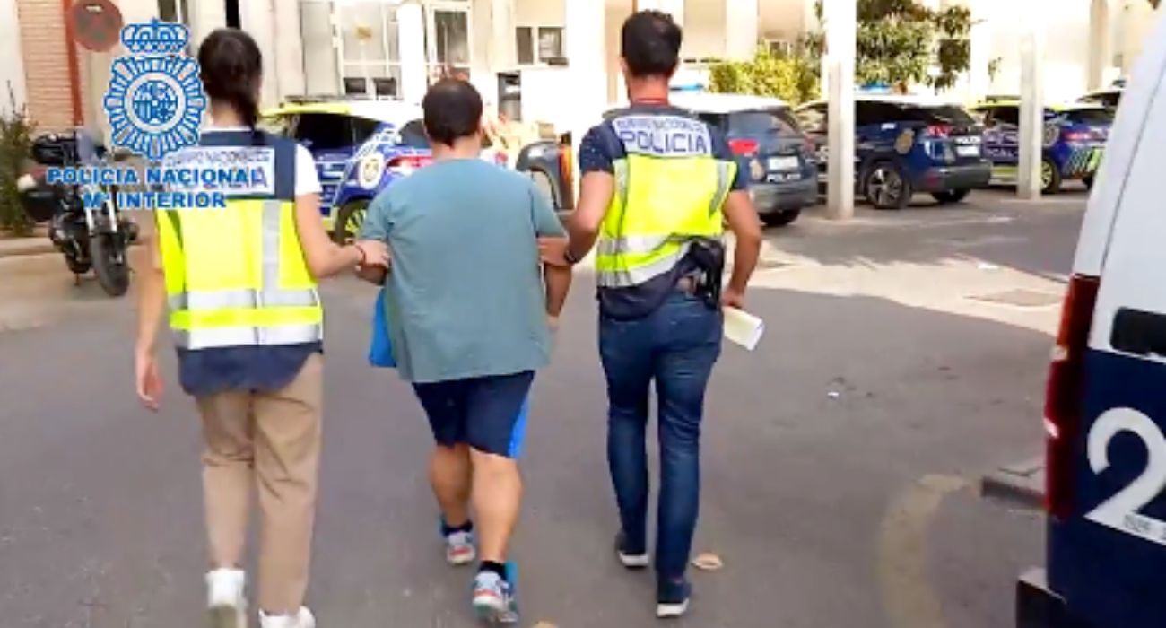 Momento de la detención del entrenador de fútbol base de Sevilla. Momento de la detención del entrenador de fútbol base de Sevilla.