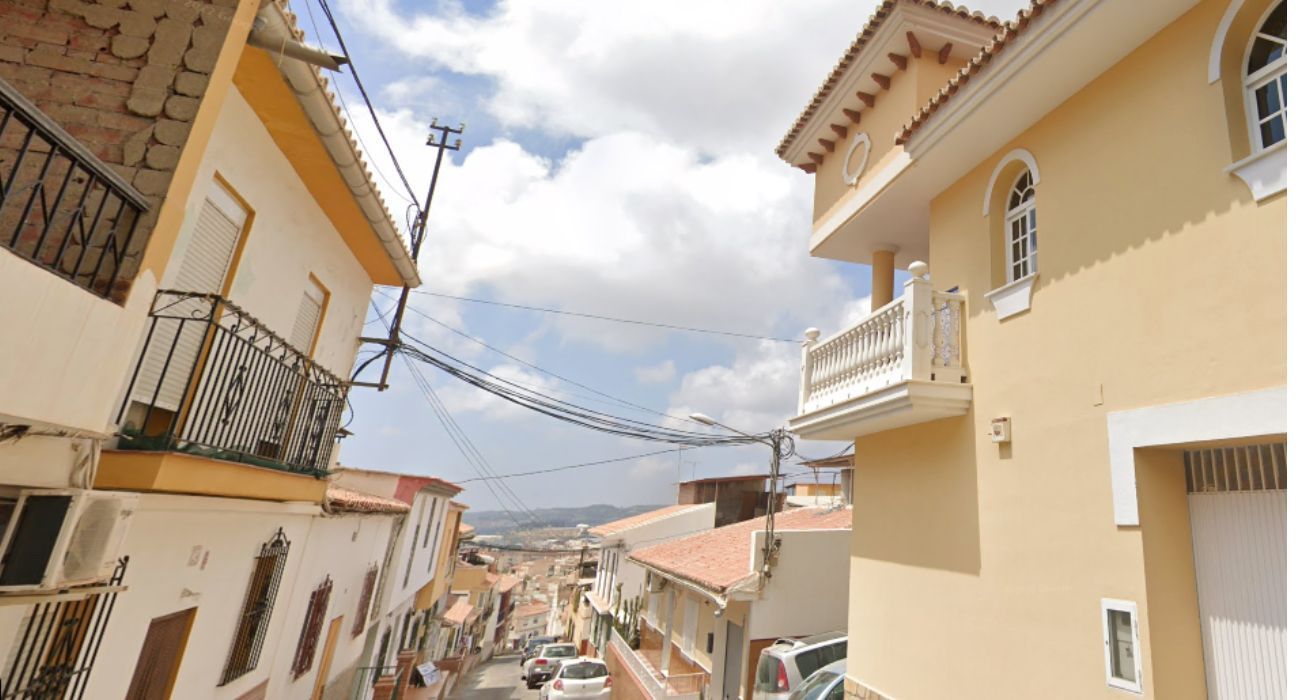 La calle de Vélez-Málaga en la que ha perdido la vida un joven tras caerle encima un muro.