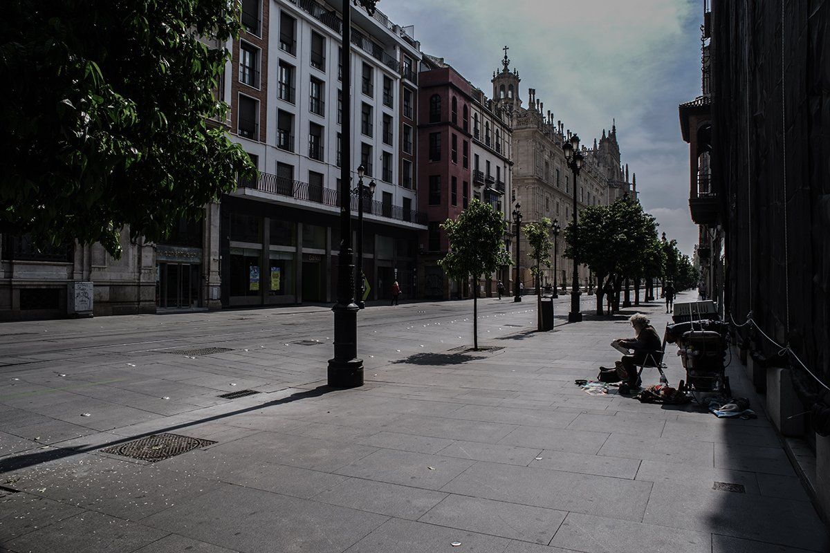 La avenida de la Constitución, en Sevilla, en estado de alarma. FOTO: JOSÉ LUIS TIRADO