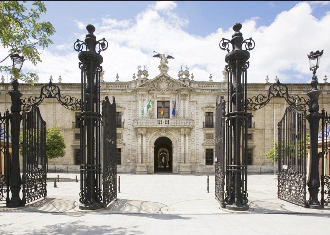Fachada principal de la Universidad de Sevilla.