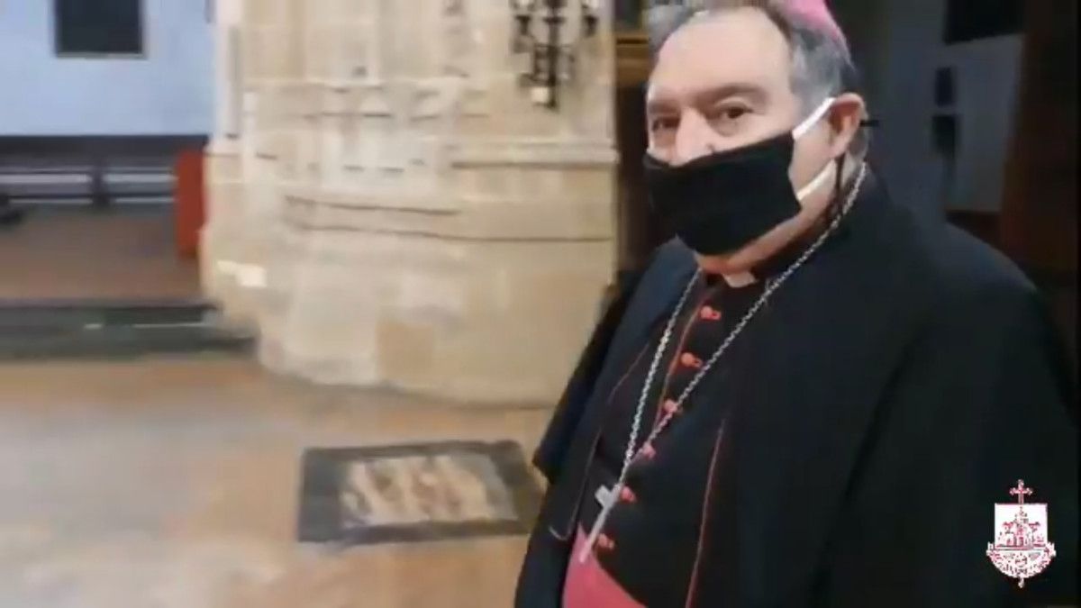 El obispo de Jerez, José Mazuelos, en una de las iglesias a las que realiza visitas, con mascarilla. FOTO: Asidonia-Jerez