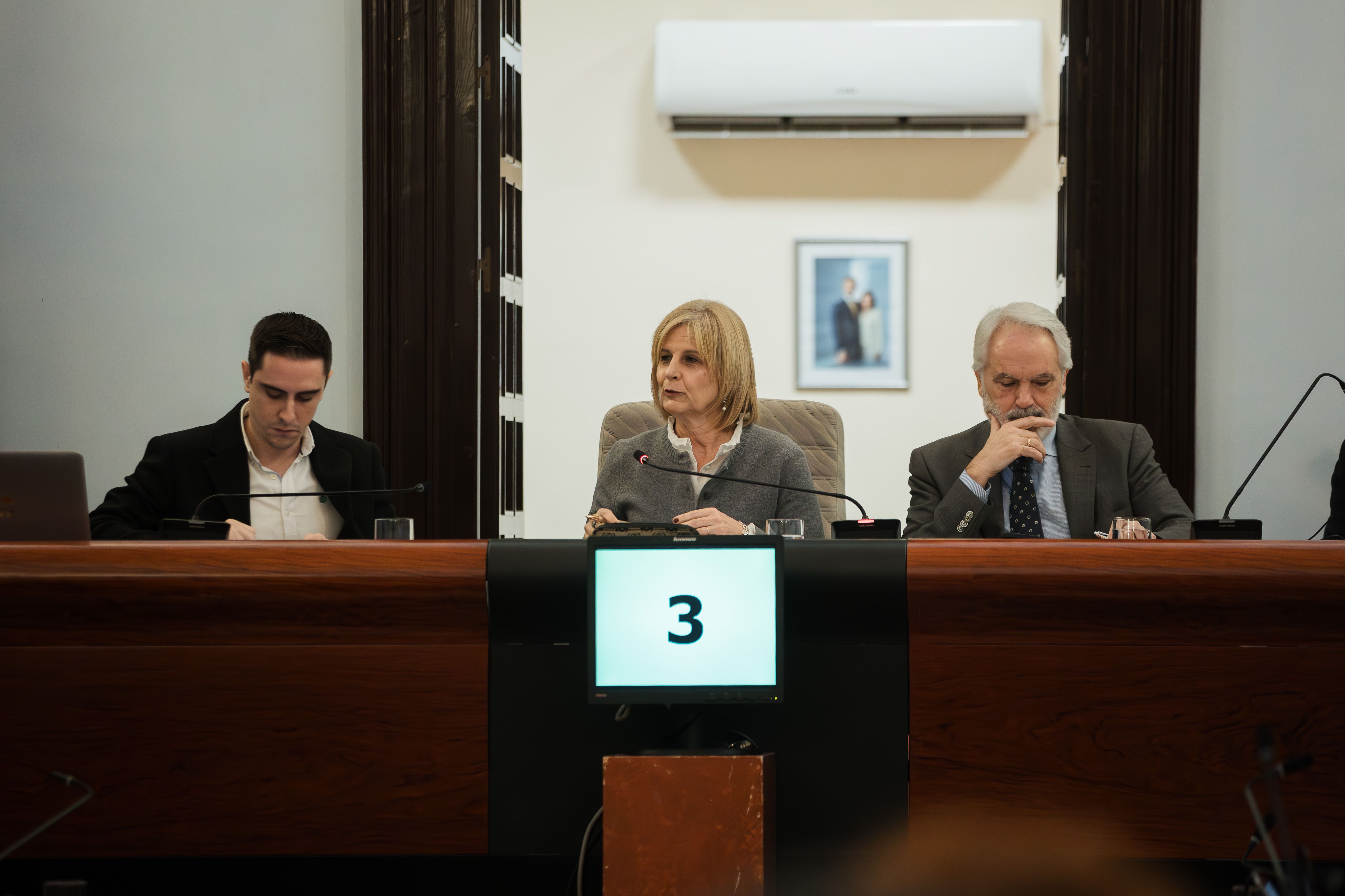 María José García-Pelayo, junto a sus hombres fuertes en el gobierno local, Jaime Espinar y Agustín Muñoz, en el pleno de noviembre, el pasado viernes en el Ayuntamiento de Jerez.