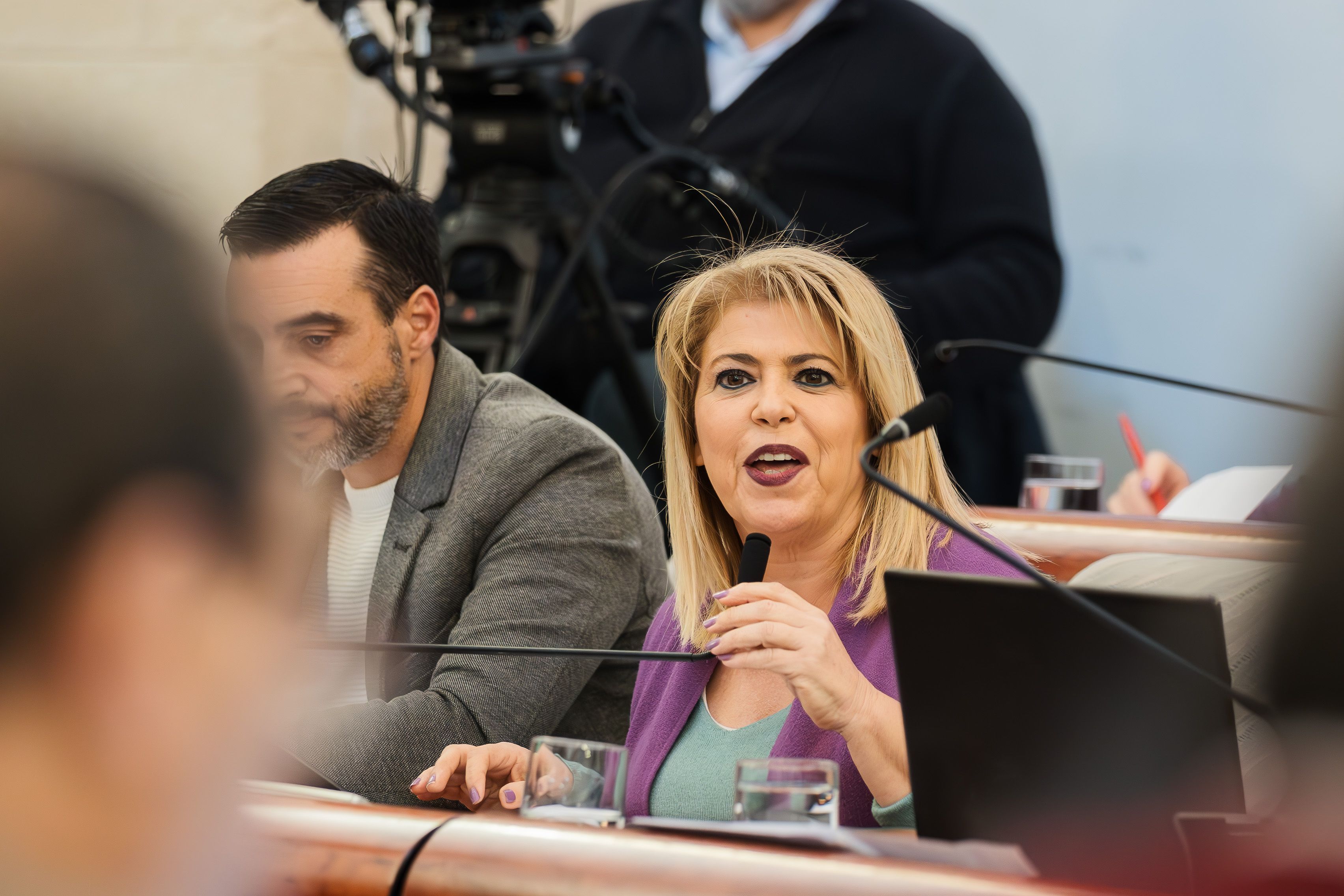 PSOE de Jerez. Mamen Sánchez y José Antonio Díaz, portavoz municipal del partido, en un pleno reciente. 