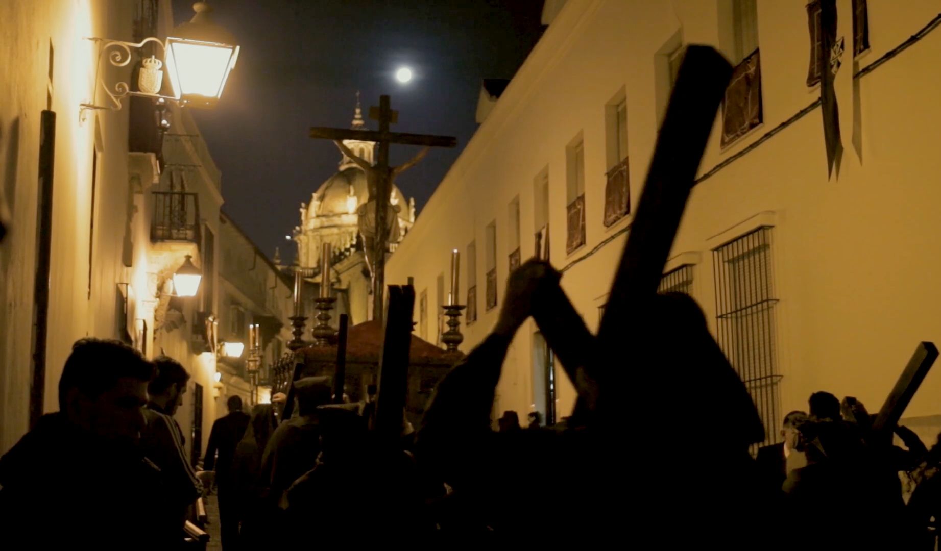 Uno de los momentos del documental, con La Buena Muerte a su paso por la calle Visitación.