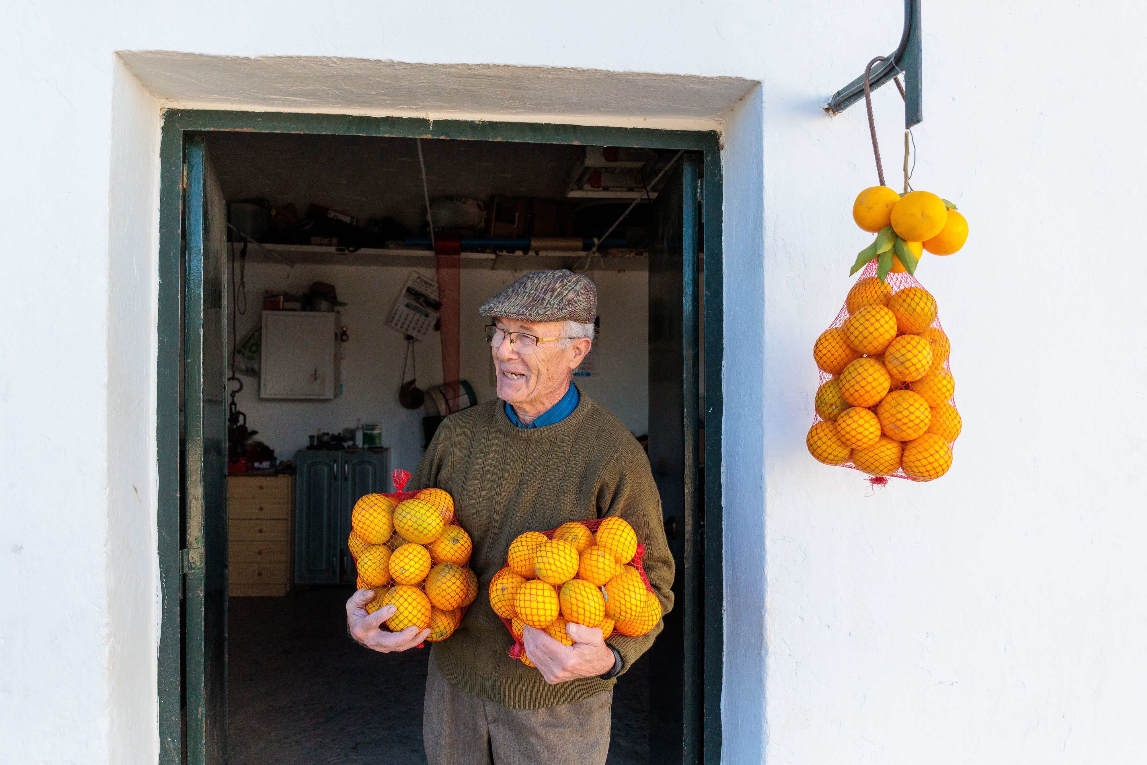 El cuarto de aperos sirve a la vez de lugar de pesaje y envasado de las naranjas que recolecta Pepe en su finca en La Greduela.