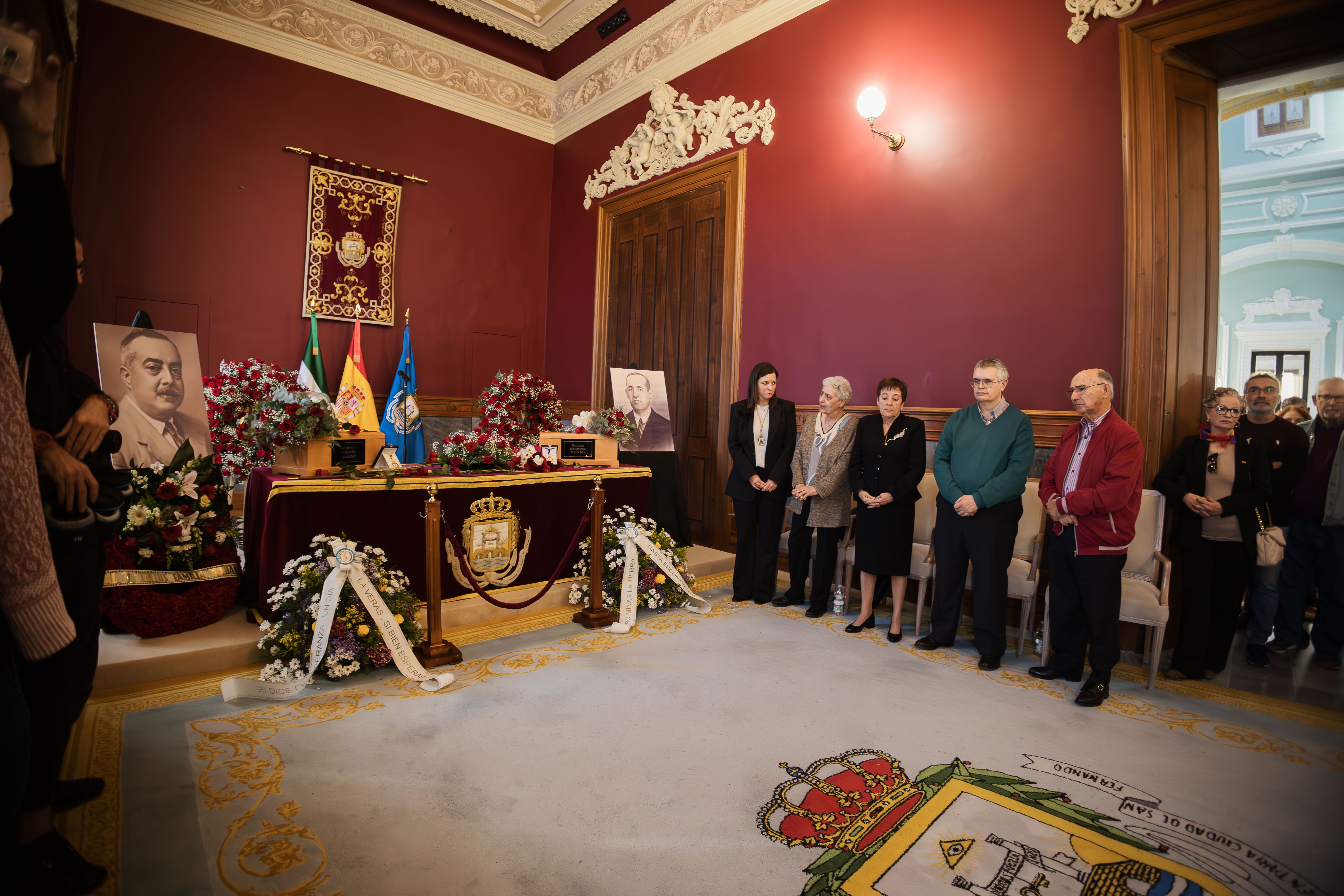 Despedida de Cayetano Roldán, último alcalde republicano de San Fernando y Eladio Barbacil, concejal del pleno de 1936. 