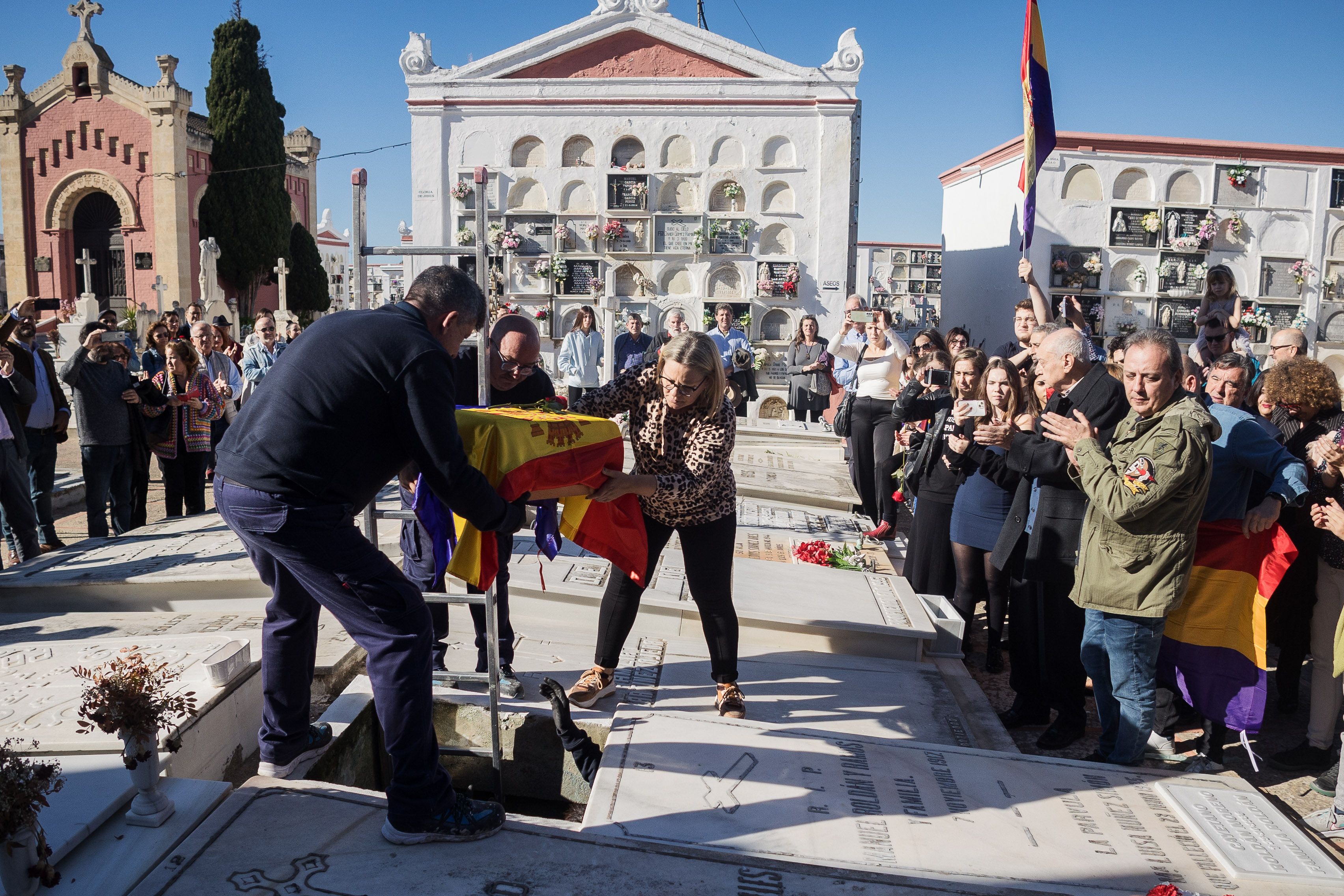 Despedida de Cayetano Roldán, último alcalde republicano de San Fernando y del concejal Eladio Barbacil.