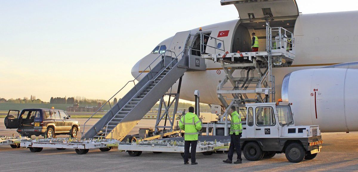 Los respiradores turcos, embarcados en el avión. FOTO: Ministerio de Asuntos Exteriores