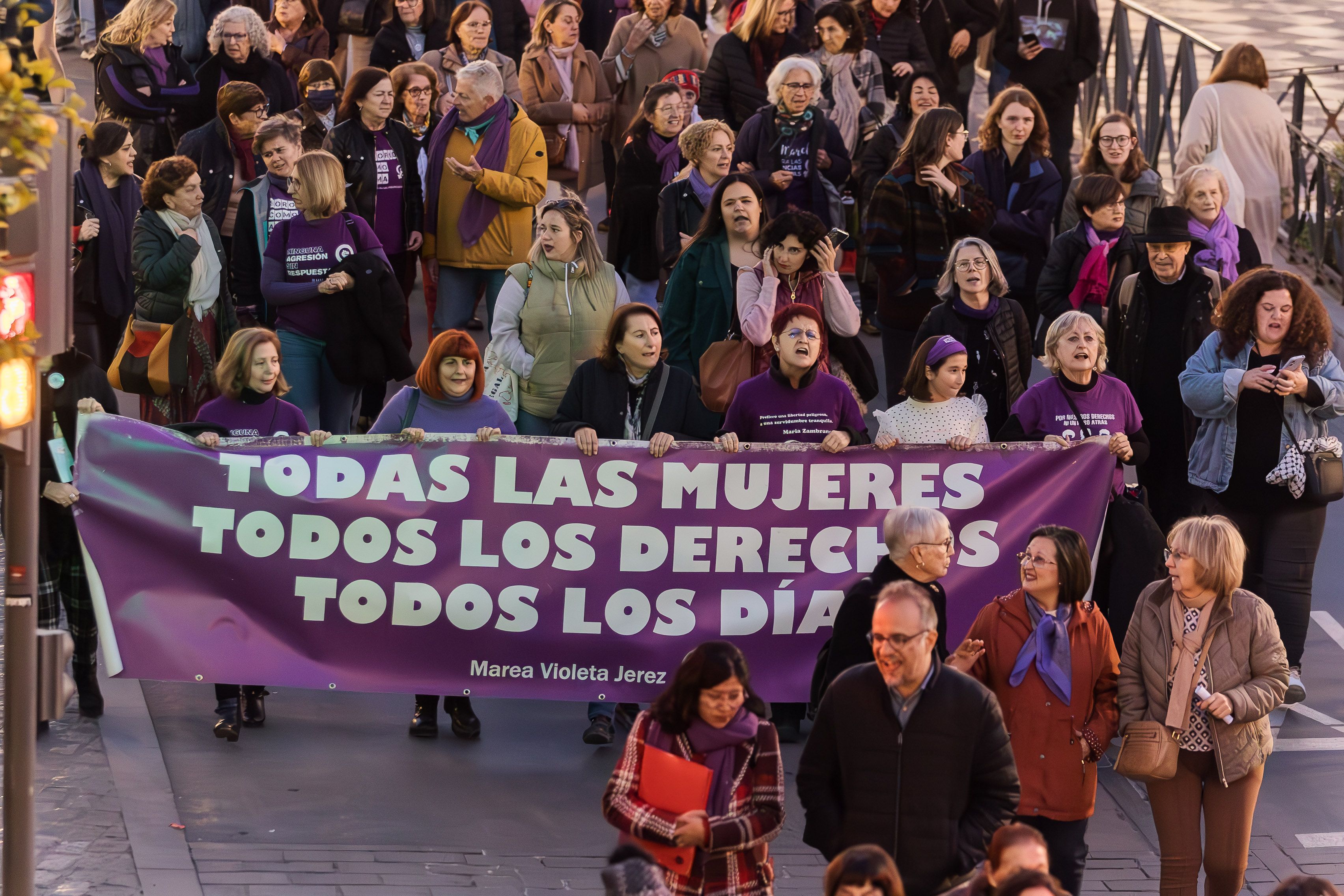 Las imágenes de Jerez saliendo a la calle por el 25N