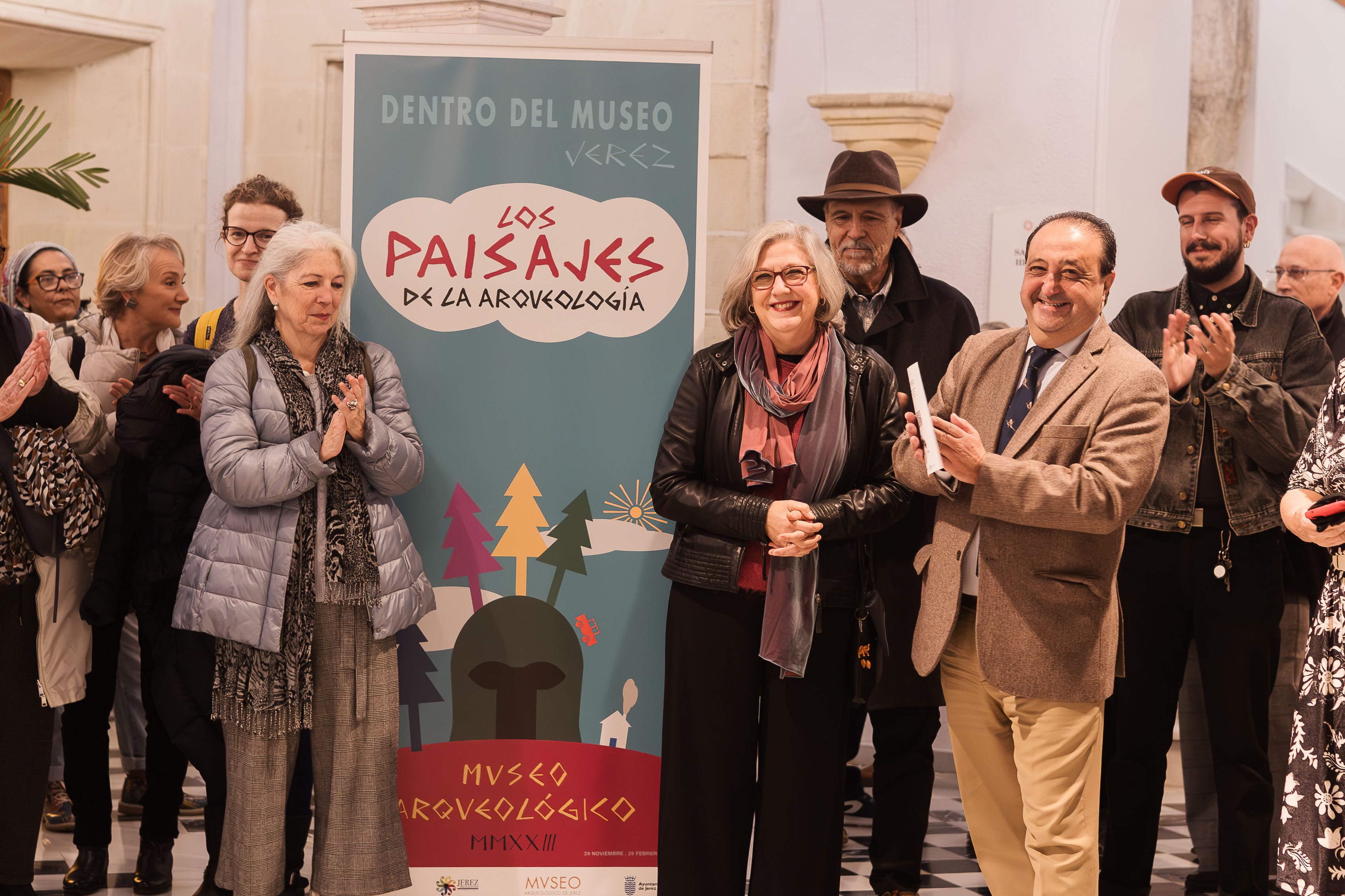 Luisa Porras junto al Delegado de Cultura en la inauguración de la exposición en el Museo Arqueológico.