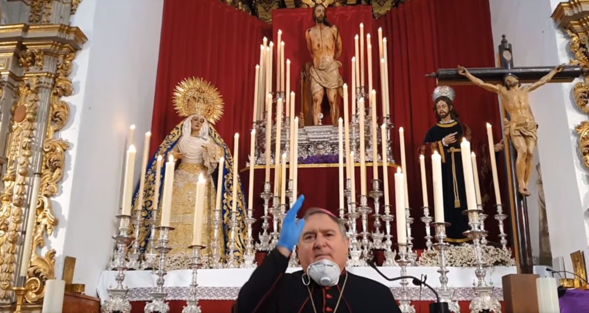 Mazuelos da la bendición por 'streaming' este Miércoles Santo. FOTO: Diócesis Asidonia Jerez