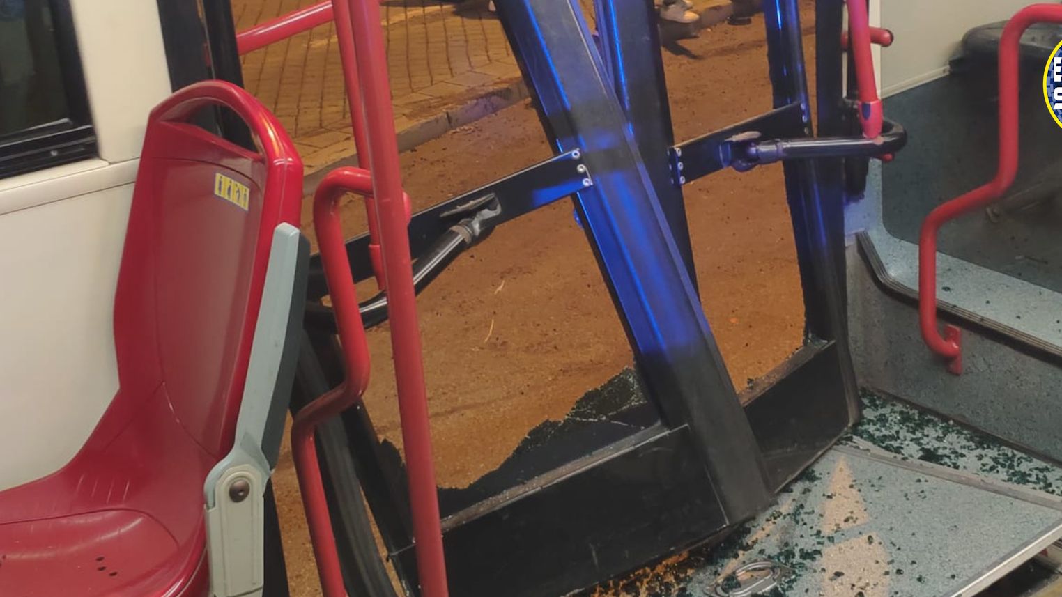 Estado en que quedó la puerta del autobús de Tussam, tras el accidente con varios heridos.