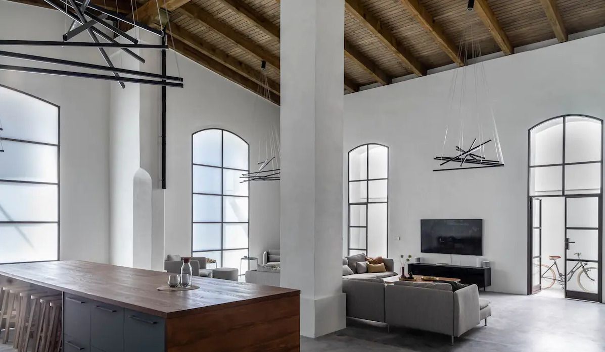 El interior de la bodega rehabilitada en el corazón de Jerez.