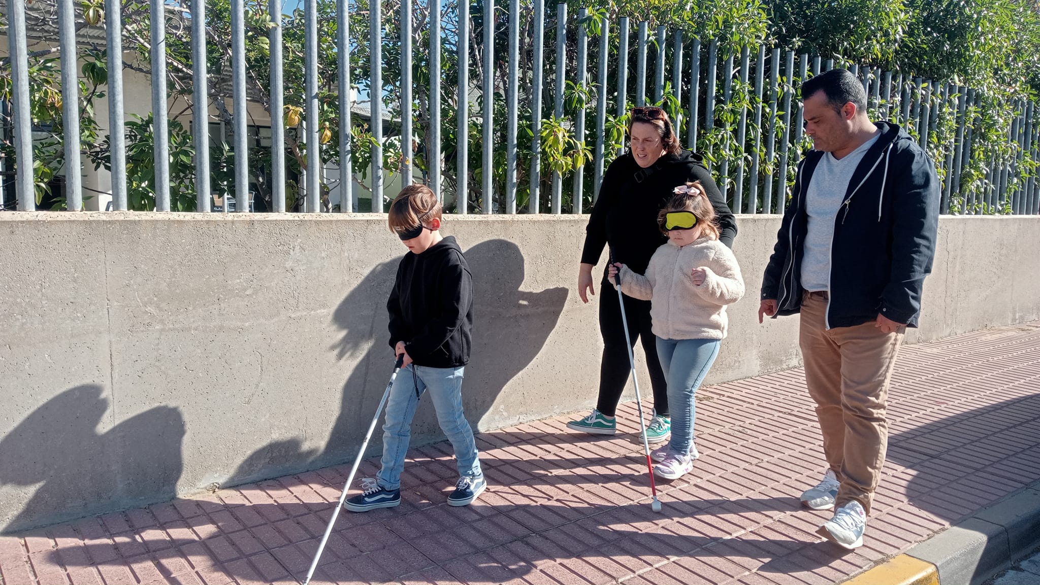 Dos niños en Rota, en su aprendizaje para empatizar con las personas ciegas.
