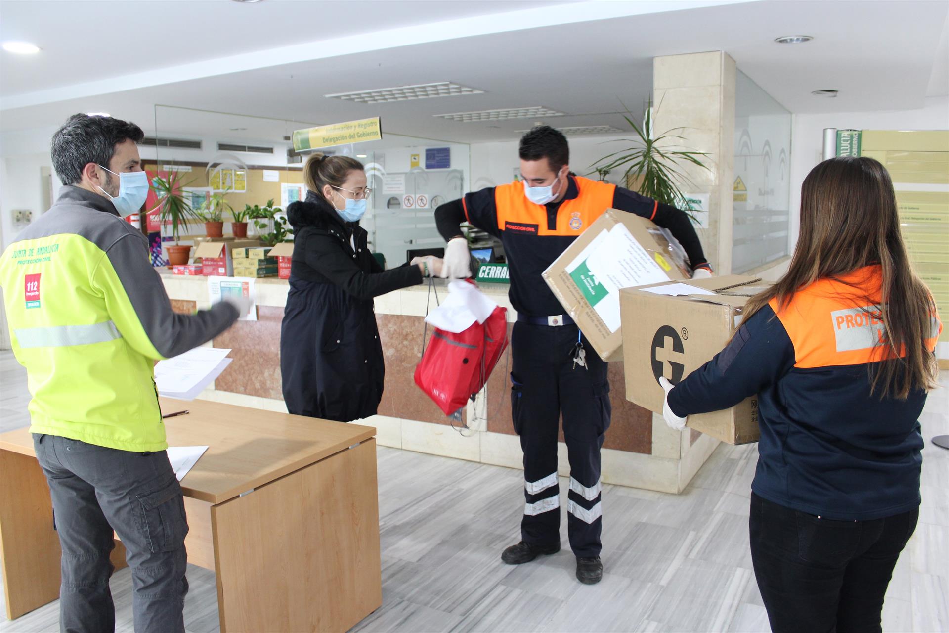 Un momento de la entrega de las tarjetas de combustible que dona Cepsa.