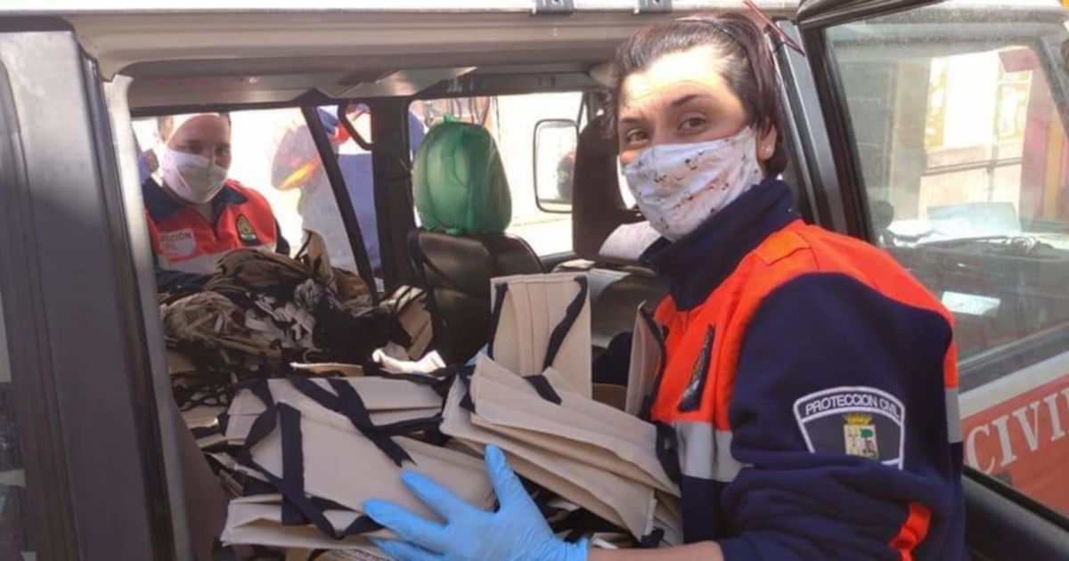 Una voluntaria de Protección Civil en Teba, Málaga, donde puede que en los móviles suene un pitido. FOTO: Protección Civil