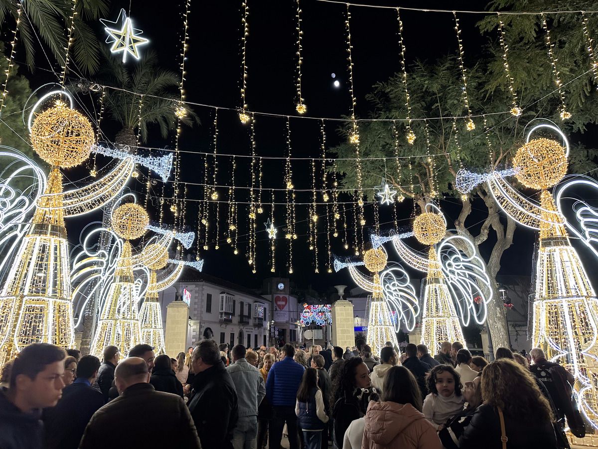 El inicio de la Navidad en San Roque en la noche del alumbrado.