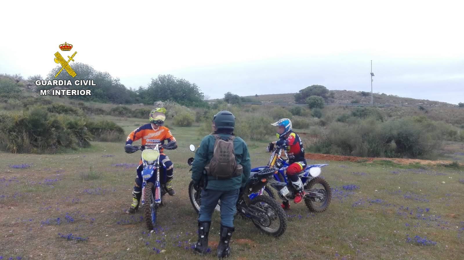 La Guardia Civil, deteniendo a jóvenes tras practicar motocross.