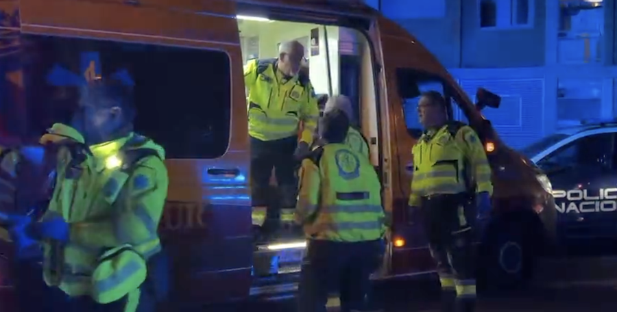 Servicios de emergencias, atendiendo a la niña y a su madre tras ser apuñaladas.