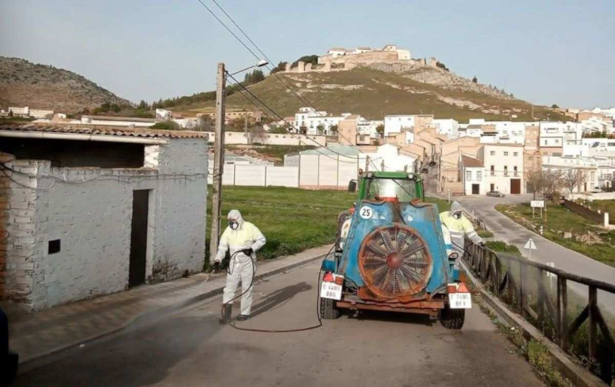 Un operario desinfecta las calles con maquinaria agrícola. FOTO: Ayto. Estepa